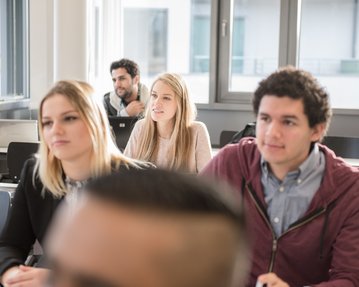 Supply Chain Management Studierende sitzen in Vorlesung in Hamburg