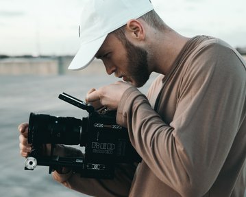 Film & Motion Design Student mit einer Kamera