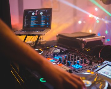 Mehr als Sounddesign: Audiodesign-Studierende sind oft DJs und elektronische Musiker