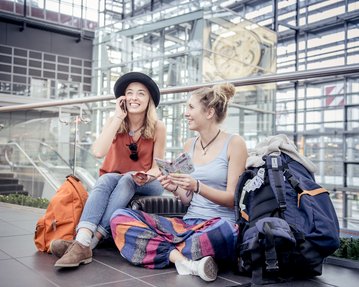 Tourismus und Eventmanagement Studentinnen am Flughafen beim Studium in Berlin